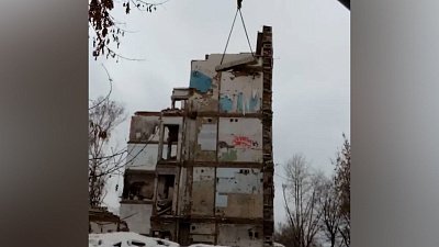 В Челябинске сносят разрушенное здание