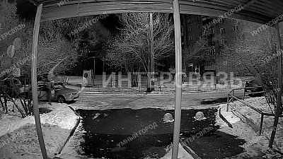 В Челябинске взломщик автомобиля попал в объектив камеры домофона