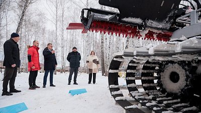 Алексей Текслер подарил лыжникам из Полетаево новый ратрак