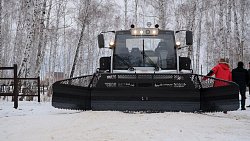 Алексей Текслер подарил лыжникам из Полетаево новый ратрак