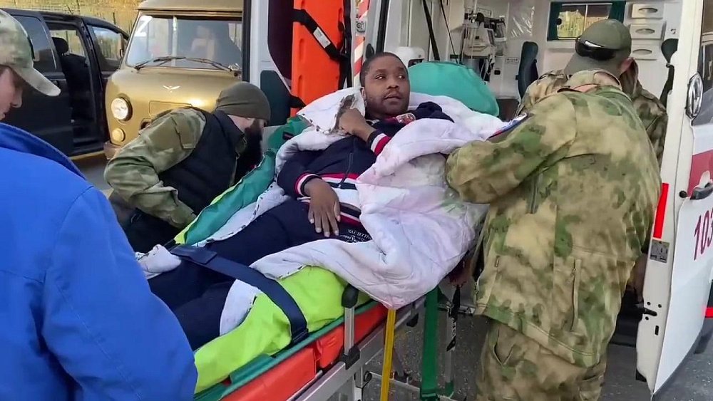 Челябинские волонтеры эвакуировали из Херсона прикованного к постели камерунца