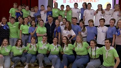 Алексей Текслер пообщался с детьми из ЛНР в «Еланчике»