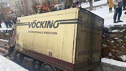 В Златоусте грузовик съехал в котлован и раздавил двоих рабочих