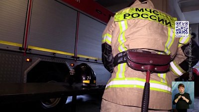 Пожарный вытащил мужчину из горящей квартиры