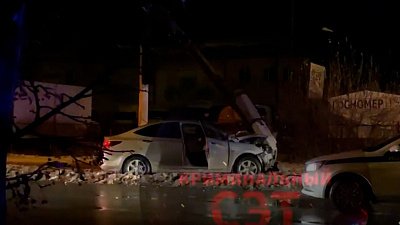 В Коркино автомобиль сбил в столб электроопоры