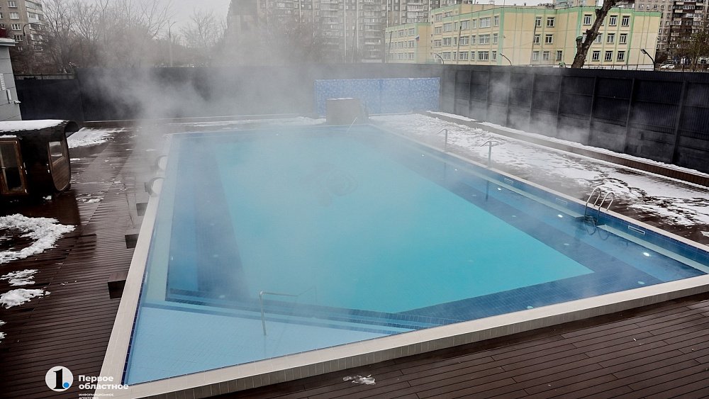 В Челябинске во дворе дома открыли термы с бассейном на улице