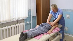 Слепая массажистка из Магнитогорска возвращает детям свободу движения