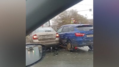 В Челябинске столкнулись два легковых автомобиля