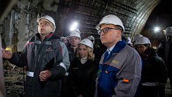 Губернатор Алексей Текслер спустился в челябинское метро и оценил сроки его строительства