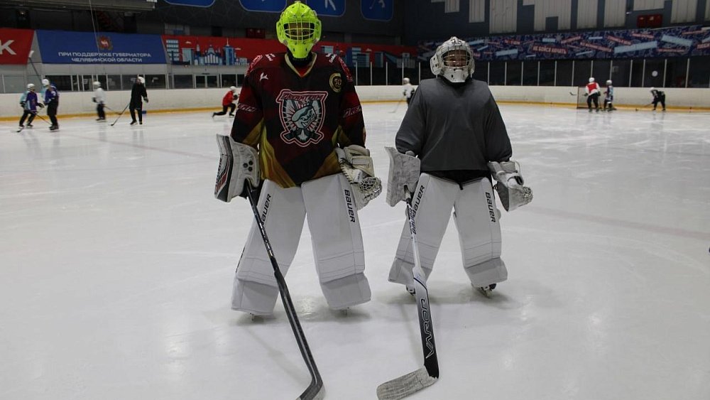 Хоккеисты челябинской школы имени Сергея Макарова получили новые клюшки и форму