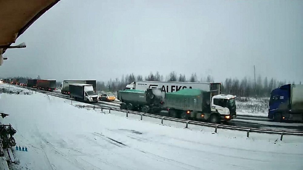 В Челябинской области на трассе М‑5 из‑за непогоды образовались пробки