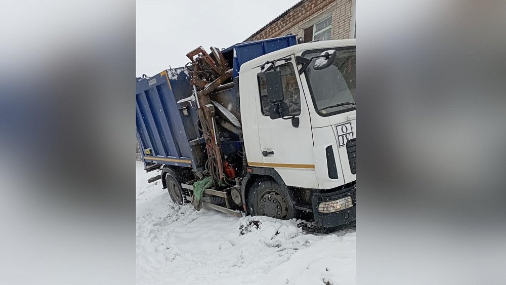 В Челябинской области из‑за грязи и скользких дорог осложняется вывоз мусора