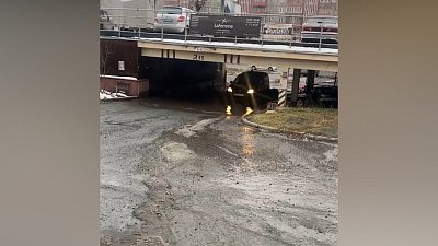 Челябинцы жалуются на глубокую лужу в Калининском районе