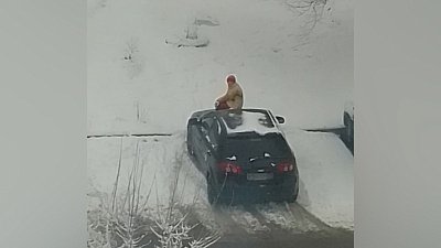 В Миассе девушка отдыхала на капоте чужого автомобиля