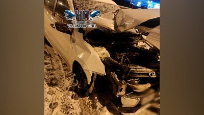 В Челябинске водитель легковушки врезался в дорожное ограждение
