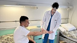 Магнитогорцу с увеличенными руками удалили опухоль мозга через нос