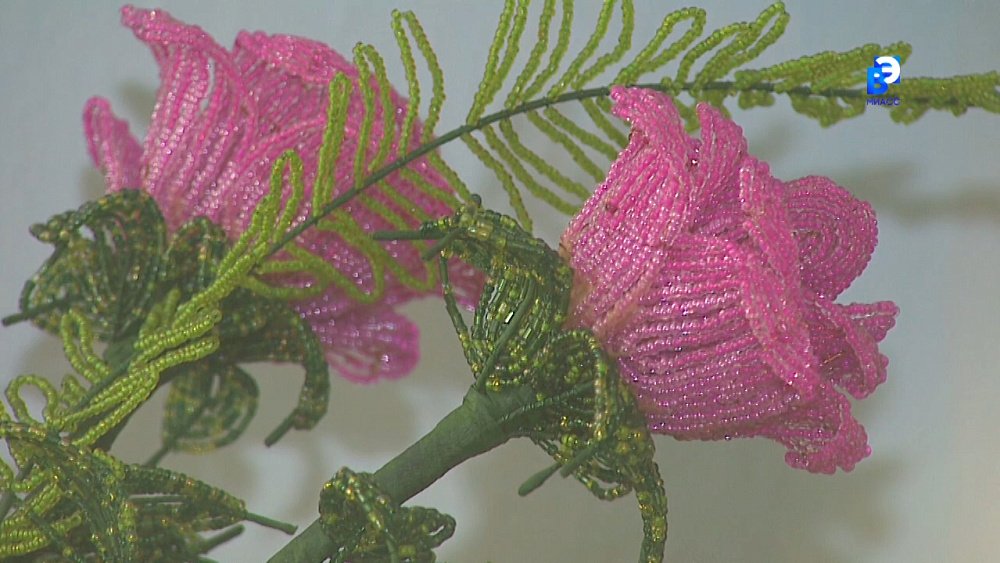 Миасская мастерица плетёт шедевры из бисера