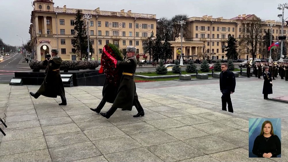 Текслер возложил венок к монументу в Минске