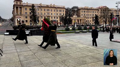 Текслер возложил венок к монументу в Минске