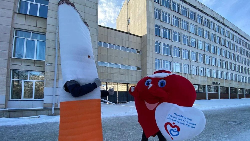 В Челябинске из‑за курения подрались ростовые куклы