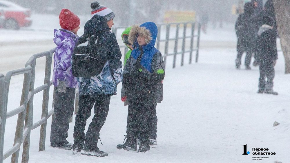 При какой температуре отменят уроки в школах Челябинска зимой 2022–2023 года