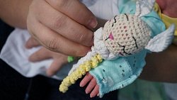 Волонтеры подарили носочки и шапочки крохотным пациентам челябинской больницы