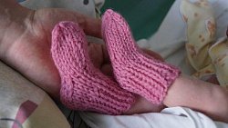 Волонтеры подарили носочки и шапочки крохотным пациентам челябинской больницы