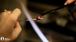 Челябинка продемонстрировала процесс изготовления украшений из стекла