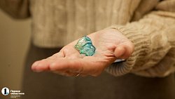 Челябинка продемонстрировала процесс изготовления украшений из стекла