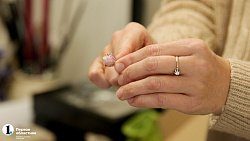 Челябинка продемонстрировала процесс изготовления украшений из стекла
