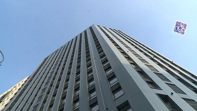 В центре Челябинска у многоэтажки отваливается фасад