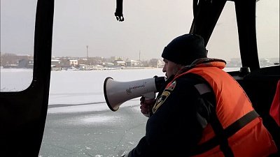 В Челябинске местный житель гулял по хрупкому льду на озере Смолино