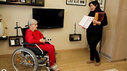 В Челябинской области вручили первый жилищный сертификат пенсионерке из Херсона