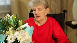 В Челябинской области вручили первый жилищный сертификат пенсионерке из Херсона