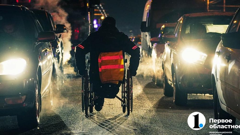 В попытках заработать на кусок хлеба колясочник стал опасной помехой для водителей в Челябинске