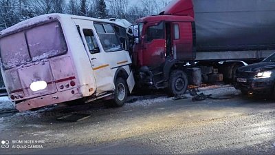 61-летний мужчина погиб в ДТП с автобусом и большегрузом на трассе в Челябинской области