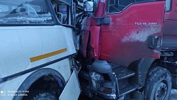 61-летний мужчина погиб в ДТП с автобусом и большегрузом на трассе в Челябинской области