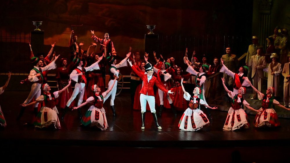 Цыгане и 19 тысяч отборных свинок: в Челябинске состоялась премьера самой венгерской оперетты «Марица»