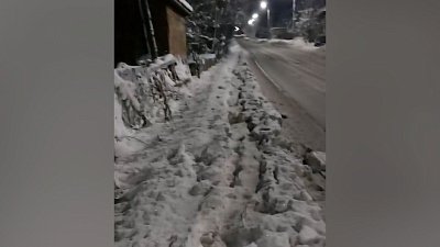 В Златоусте снег с проезжей части скинули на тротуар