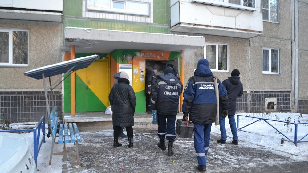 В Челябинске мужчина погиб, выпав из окна восьмого этажа