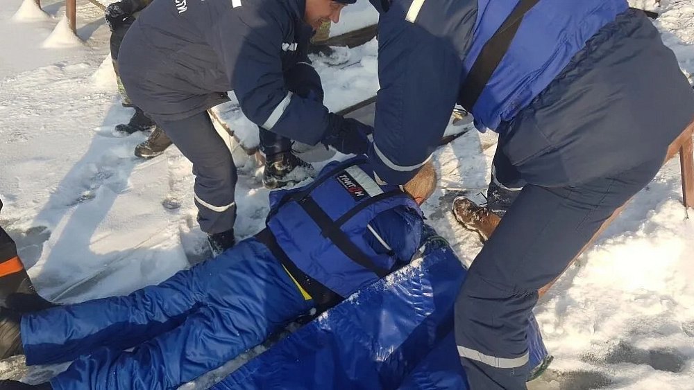 На реке Урал в Челябинской области спасатели эвакуировали рыбака