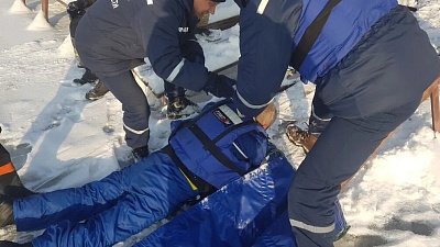 На реке Урал в Челябинской области спасатели эвакуировали рыбака
