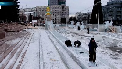 В Челябинске начали устанавливать новогоднюю иллюминацию