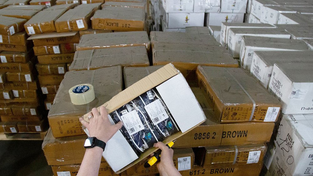 Челябинские таможенники раздали нуждающимся 33 тысячи пар конфискованной обуви