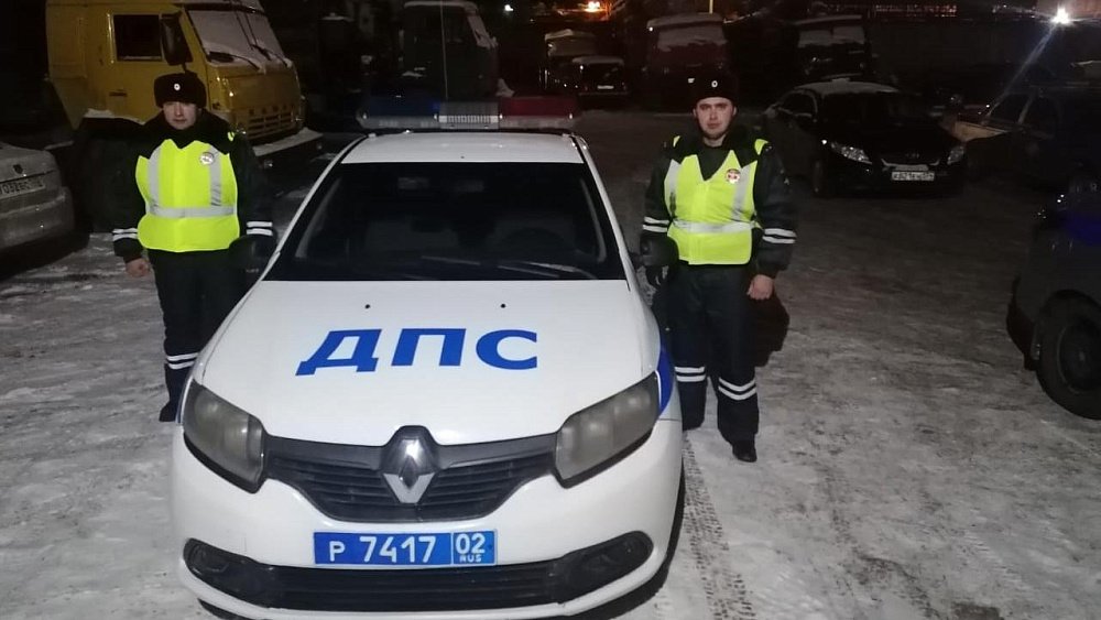 Сотрудники ГИБДД спасли замерзающего челябинца на трассе в Башкортостане