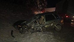 Девушка за рулем Lada выжила при столкновении с фурой в Челябинской области