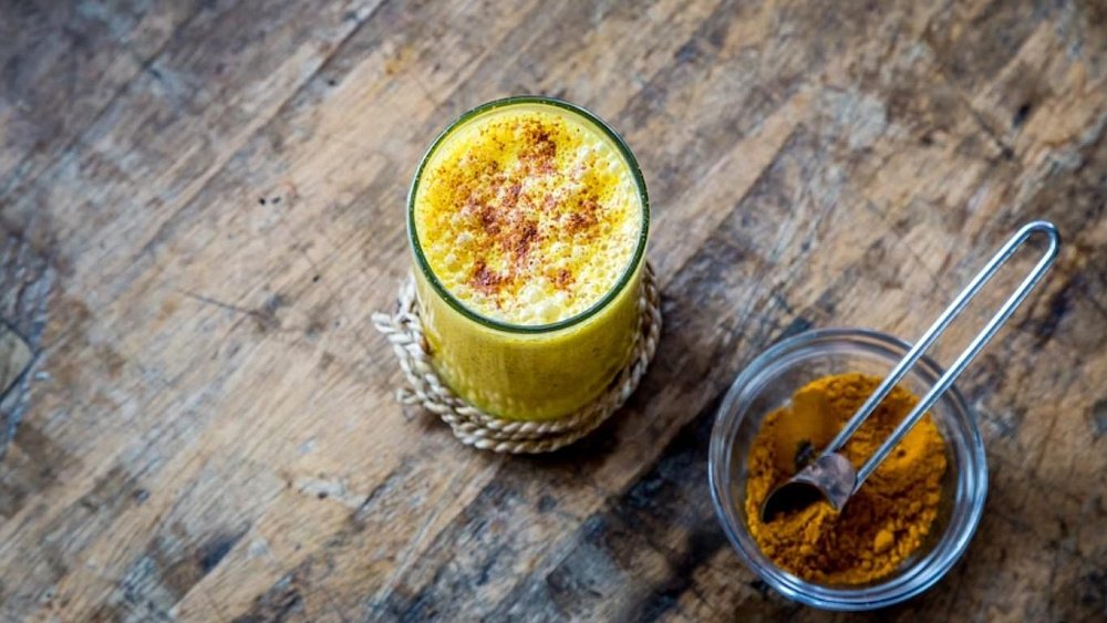 Как приготовить «золотое молоко»