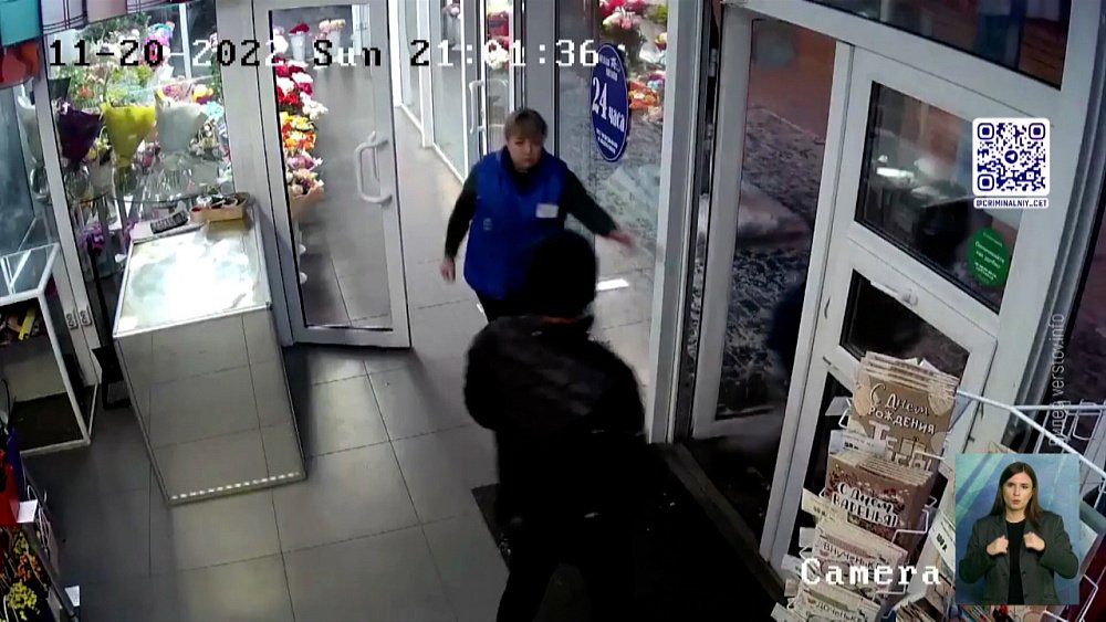 Мужчины украли из магазина плюшевого медведя