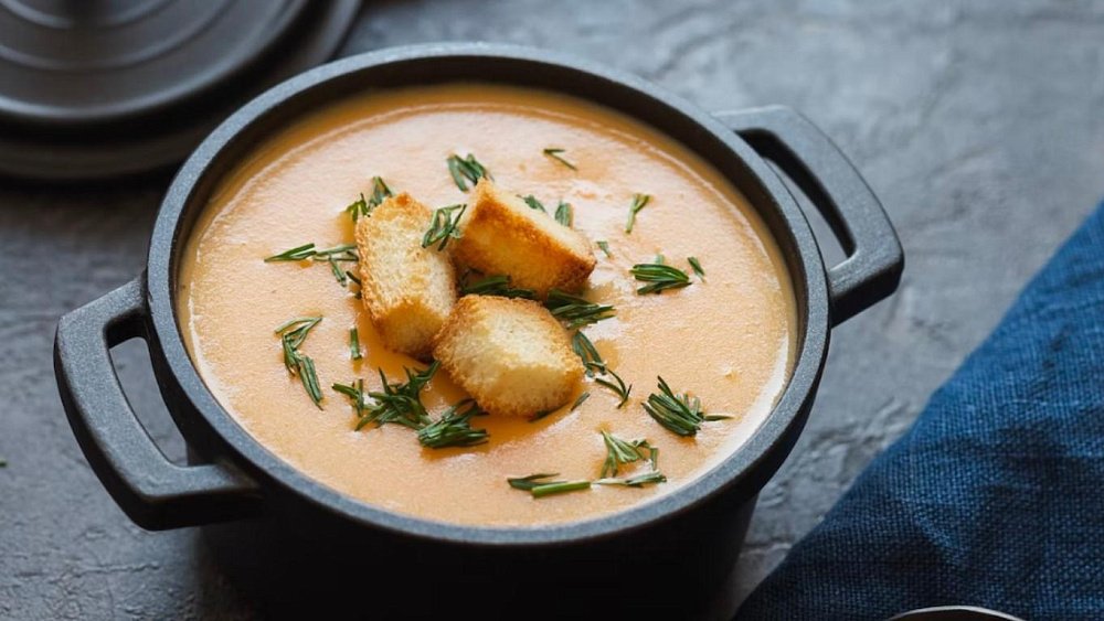 Готовим сырный суп с копчеными колбасками