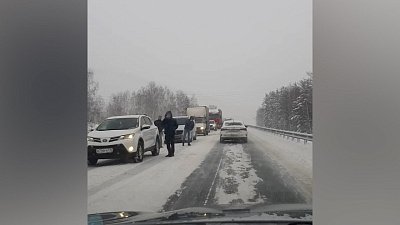 В Челябинской области на трассе М-5 ограничили движение большегрузов из-за непогоды